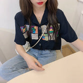 Camisa holgada con cuello en V y estampado artístico de Oriente Medio